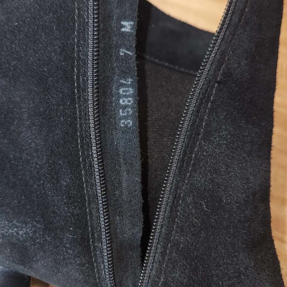 LA CANADIENNE Janella Suede Block-Heel Bootie, Black, size 7M